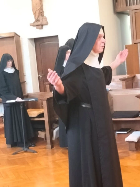 Sr. Renate singt den Professgesang