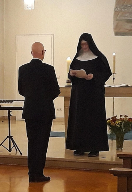 Herr Seif wird von der Priorin befragt.