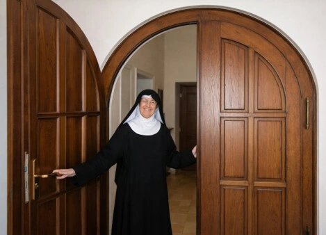Schwester Raphael in der Eingangstür des Klosters der Benediktinerinnen vom Heiligsten Sakrament Osnabrück.